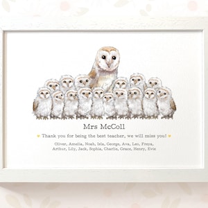Könnte beinhalten: Ein gerahmter Druck mit einer Aquarellillustration einer großen Schleiereule, umgeben von fünfzehn kleineren Eulenküken. Unter den Eulen steht der Text: Mrs McColl, Thank you for being the best teacher, we will miss you!, gefolgt von einer Liste mit Namen.