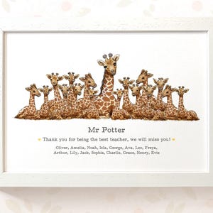 Könnte beinhalten: Ein gerahmter Druck mit einer Aquarellillustration einer großen Gruppe von Giraffen. Unter den Giraffen steht der Text: Mr Potter, Thank you for being the best teacher, we will miss you!, gefolgt von einer Liste von Namen wie Oliver, Amelia, Noah und anderen.