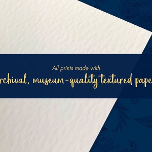 Op de afbeelding: Een close-up van een wit, getextureerd papier met de tekst "All prints made with archival, museum-quality textured paper" in gouden letters op een donkerblauwe achtergrond.