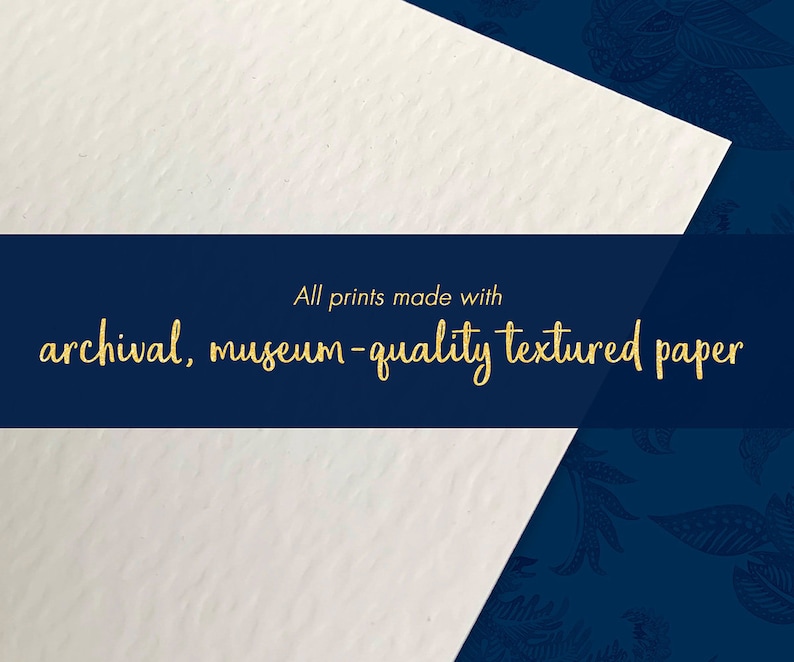 Op de afbeelding: Een close-up van een wit, getextureerd papier met de tekst "All prints made with archival, museum-quality textured paper" in gouden letters op een donkerblauwe achtergrond.