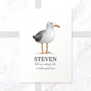 Op de afbeelding: Een gepersonaliseerde kaart met een handgetekend ontwerp van een meeuw met de naam "STEVEN" eronder. De kaart heeft ruimte om een ​​bericht, datum of een eigen citaat toe te voegen.