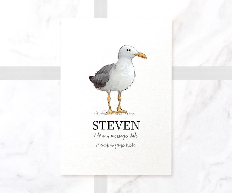Op de afbeelding: Een gepersonaliseerde kaart met een handgetekend ontwerp van een meeuw met de naam "STEVEN" eronder. De kaart heeft ruimte om een ​​bericht, datum of een eigen citaat toe te voegen.