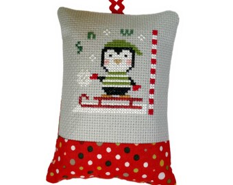 Adorno navideño de punto de cruz hecho a mano con forma de pingüino de nieve, regalo para un amigo, adorno terminado.