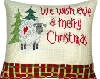 Cojín navideño de punto de cruz: "Le deseamos a Ewe una Feliz Navidad" de Lizzie Kate Design