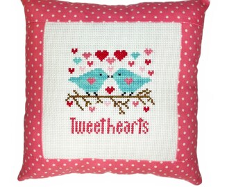 Mini almohada de punto de cruz de San Valentín completada con Tweethearts
