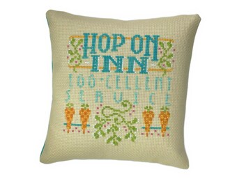 Mini almohada de punto de cruz Hop on Inn Egg-Cellent Service, terminada a mano, hecha a mano, para colocar en el estante.