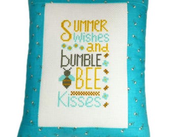 Mini almohada de punto de cruz terminada Summer Wishes, completa, hecha a mano, para colocar en un estante