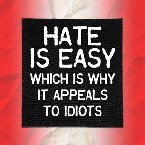 Antifa Punk Patch – Haat is makkelijk, daarom spreekt het idioten aan.