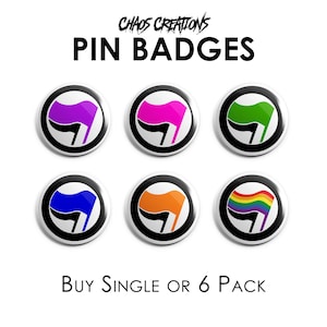 Peut inclure: Six badges ronds avec un motif noir et blanc, chacun représentant un drapeau de couleur différente : violet, rose, vert, bleu, orange et arc-en-ciel. Le texte "PIN BADGES" et "Buy Single or 6 Pack" sont également visibles.