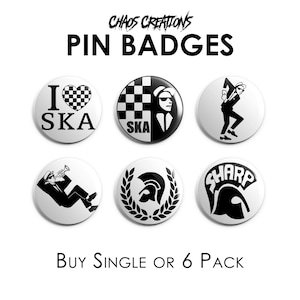 Op de afbeelding: Zes witte pinbadges met zwarte ska-thema ontwerpen. De badges tonen afbeeldingen van een geruit hart, een silhouet van een persoon en de woorden "SKA" en "SHARP". De tekst "CHAOS CREATIONS PIN BADGES" staat bovenaan.