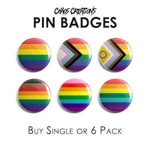 Może przedstawiać: Sześć okrągłych przypinek z tęczowymi i LGBTQ+ flagami. U góry tekst "Chaos Creations" i "Pin Badges". Na dole tekst "Buy Single or 6 Pack".