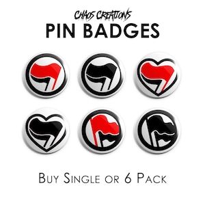 Peut inclure: Ensemble de badges avec des drapeaux noirs et rouges sur fond blanc. Le texte "CHAOS CREATIONS" et "PIN BADGES" sont en haut. Le texte "BUY SINGLE OR 6 PACK" est en bas.