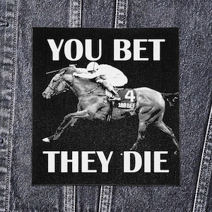 Puede incluir: Parche cuadrado en blanco y negro con un caballo de carreras y un jinete, el número 4 y el texto "YOU BET THEY DIE". El parche es probablemente de tela y está diseñado para coser.