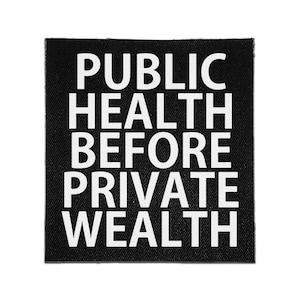 Pode incluir: Um emblema quadrado de tecido preto com o texto branco PUBLIC HEALTH BEFORE PRIVATE WEALTH numa fonte negrito sem serifa. O emblema tem uma textura tecida visível e bordas limpas, apresentando um design de alto contraste.