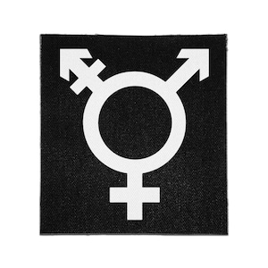 Puede incluir: Un parche de tela cuadrado con fondo negro y un símbolo transgénero grande, blanco y centrado. El diseño consta de un círculo central con una cruz en la parte inferior, una flecha en la parte superior derecha y una cruz combinada con una flecha en la parte superior izquierda.
