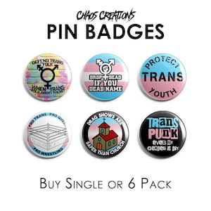 Pode incluir: Uma coleção de seis distintivos redondos com vários designs e textos. Os distintivos apresentam frases como "Defend Trans Folk", "Protect Trans Youth" e "Trans Punk". O texto "Chaos Creations" e "Pin Badges" está no topo. O texto "Buy Single or 6 Pack" está na parte inferior.