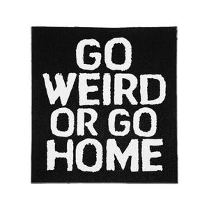 Peut inclure: Un écusson carré en tissu noir avec le texte blanc GO WEIRD OR GO HOME écrit dans une police sans-serif grasse et texturée. L'écusson présente une texture tissée visible et des bords nets, conçu pour être fixé sur des vêtements ou accessoires.