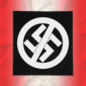 Könnte beinhalten: Ein quadratischer schwarzer Stoffaufnäher mit einem weißen kreisförmigen Rand, der ein weißes Hakenkreuz-Symbol umschließt, welches durch eine einzelne diagonale Linie von unten links nach oben rechts durchgestrichen ist, auf rotem Hintergrund.
