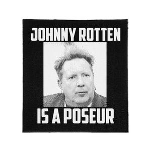 Könnte beinhalten: Ein quadratischer schwarz-weißer Stoffaufnäher mit einem Halbton-Porträt einer Person in der Mitte. Der Text JOHNNY ROTTEN ist in weißen Großbuchstaben über dem Porträt gedruckt, und IS A POSEUR ist in weißen Großbuchstaben darunter gedruckt.