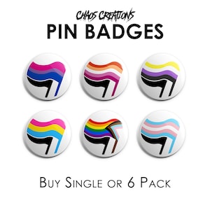 Peut inclure: Des badges ronds blancs avec des drapeaux de la fierté LGBTQ+. Le texte "CHAOS CREATIONS PIN BADGES" est en haut. Le texte "BUY SINGLE OR 6 PACK" est en bas.