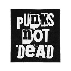 Op de afbeelding: Een vierkante zwarte stoffen patch met de witte tekst PUNKS NOT DEAD in een vet, verweerd lettertype in losse-letterstijl. De letters zijn gerangschikt in drie rijen en hebben een getextureerd, versleten uiterlijk op de zwarte achtergrond.