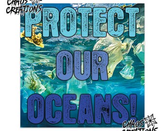 Può includere: Una stampa grafica quadrata che mostra una scena sottomarina piena di rifiuti di plastica galleggianti. Il testo "PROTECT OUR OCEANS!" è sovrapposto in grandi lettere blu in grassetto. Il logo "CHAOS CREATIONS" appare negli angoli.