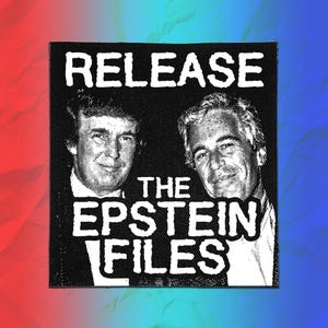 Może przedstawiać: Kwadratowa czarno-biała naszywka z tkaniny z grafiką rastrową przedstawiającą dwóch mężczyzn obok siebie. Napis RELEASE THE EPSTEIN FILES jest nadrukowany pogrubioną, białą, postarzaną czcionką w górnej i dolnej części naszywki.
