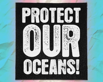 Può includere: Una toppa quadrata in tessuto nero con il testo bianco in stile usurato "PROTECT OUR OCEANS!" stampato in un carattere grassetto senza grazie. La toppa presenta una trama tessuta visibile e bordi netti, offrendo un messaggio ad alto contrasto.