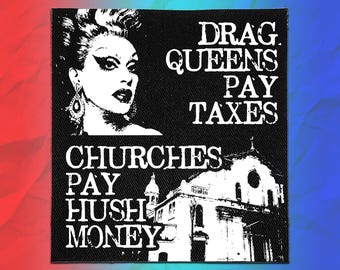 Könnte beinhalten: Ein quadratischer schwarz-weißer Aufnäher mit dem Porträt einer Person mit starkem Make-up und Ohrringen sowie dem Text DRAG QUEENS PAY TAXES. Darunter eine Abbildung eines Kirchengebäudes mit dem Text CHURCHES PAY HUSH MONEY.