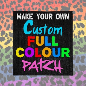 Könnte beinhalten: Schwarzer quadratischer Aufnäher mit dem Text "MAKE YOUR OWN Custom FULL COLOUR PATCH" in Weiß, Blau, Rot, Gelb, Lila, Orange und Grün. Der Hintergrund ist ein Leopardenmuster in Regenbogenfarben.
