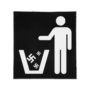 Puede incluir: Un parche de tela cuadrado de color negro que presenta un gráfico blanco de una figura estilizada colocando tres símbolos de esvástica en un cubo de basura. El diseño está realizado en un estilo minimalista de alto contraste sobre fondo negro.