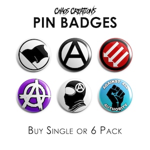 Peut inclure: Six badges ronds avec des symboles anarchistes. Les badges sont blancs avec des motifs noirs, rouges et violets. Le texte sur les badges comprend "Chaos Creations", "Pin Badges" et "Buy Single or 6 Pack."