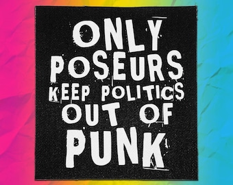Op de afbeelding: Een vierkante zwarte stoffen patch met witte zeefdruktekst die luidt ONLY POSEURS KEEP POLITICS OUT OF PUNK. De belettering heeft een verweerd, sjabloonachtig uiterlijk met zichtbare textuur op de zwarte stoffen achtergrond.