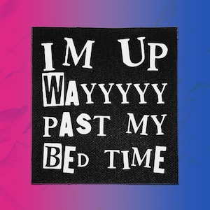Puede incluir: Un parche de tela cuadrado de color negro con texto en blanco que dice I M UP WAYYYYY PAST MY BED TIME en una fuente negrita sin remates. El parche tiene una textura tejida visible y se presenta sobre un fondo degradado rosa y azul.