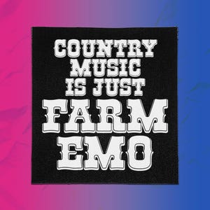 Könnte beinhalten: Ein quadratischer schwarzer Stoffaufnäher mit dem weißen Text "COUNTRY MUSIC IS JUST FARM EMO". Die Schrift ist in einem fetten Western-Stil mit weißer Umrandung gehalten und befindet sich auf einem schwarzen Hintergrund mit sichtbarer Webstruktur.