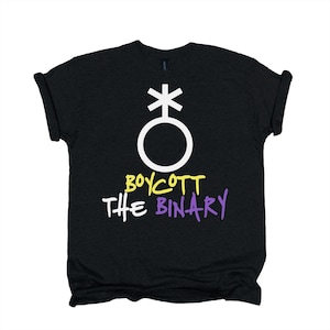 Könnte beinhalten: Ein schwarzes Kurzarm-T-Shirt mit einem weißen geschlechtsneutralen Symbol über dem Text "BOYCOTT" in Gelb und "THE BINARY" in Weiß und Lila. Das T-Shirt hat einen Rundhalsausschnitt, umgekrempelte Ärmel und einen Grafikdruck auf der Vorderseite.