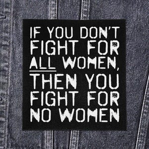 Puede incluir: Parche cuadrado negro con texto blanco: "IF YOU DON'T FIGHT FOR ALL WOMEN, THEN YOU FIGHT FOR NO WOMEN." El parche está sobre una chaqueta vaquera.