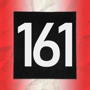 Pode incluir: Um emblema quadrado preto com o número 161 em branco numa fonte negrito sem serifa. O emblema tem uma textura tecida limpa e bordas afiadas, colocado sobre um fundo vermelho vibrante com uma textura subtil de papel amarrotado.