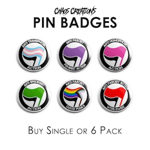 Peut inclure: Ensemble de badges ronds avec des bordures noires et divers motifs de drapeaux. Les badges affichent des textes tels que "Anti Transphobe", "Anti Fasciste" et "Action". Les textes "Chaos Creations" et "Pin Badges" sont en haut.