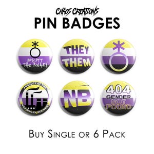 Op de afbeelding: Een verzameling van zes ronde pin badges met de kleuren van de non-binaire pride vlag. De badges tonen teksten als "THEY THEM", "NB" en "404 GENDER NOT FOUND". De bovenkant van de afbeelding leest "CHAOS CREATIONS PIN BADGES".