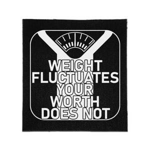 Pode incluir: Um emblema quadrado preto com um gráfico branco de um mostrador de balança no topo. O texto impresso em branco diz: WEIGHT FLUCTUATES YOUR WORTH DOES NOT. O design é contornado por uma borda quadrada branca com cantos arredondados.