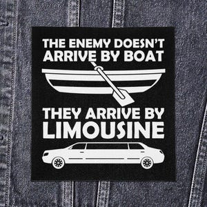 Puede incluir: Parche cuadrado negro con texto y gráficos blancos. El texto dice: "THE ENEMY DOESN'T ARRIVE BY BOAT THEY ARRIVE BY LIMOUSINE". Un bote y un remo están encima del texto, y una limusina debajo.