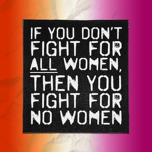 Puede incluir: Un parche de tela negro cuadrado con texto blanco que dice: IF YOU DON'T FIGHT FOR ALL WOMEN, THEN YOU FIGHT FOR NO WOMEN. Las letras tienen un aspecto desgastado de plantilla con una línea horizontal subrayada debajo de la palabra ALL.
