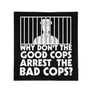 Puede incluir: Un parche de tela cuadrado de color negro con un gráfico blanco de una persona con uniforme de policía detrás de barrotes de prisión verticales. Debajo del gráfico, el texto dice: WHY DON'T THE GOOD COPS ARREST THE BAD COPS? en letras blancas.