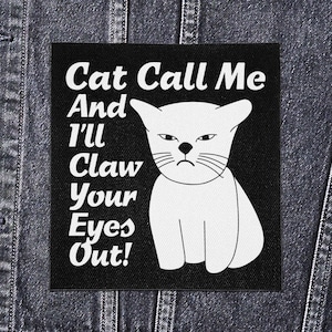 Może przedstawiać: Czarna kwadratowa naszywka z białym tekstem i białą ilustracją kota. Tekst brzmi "Cat Call Me And I'll Claw Your Eyes Out!" Kot ma zrzędliwą minę.