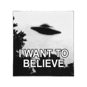 Könnte beinhalten: Ein quadratischer Stoffaufnäher mit einer schwarz-weißen Rastergrafik einer fliegenden Untertasse über silhouettierten Bäumen. Der Text I WANT TO BELIEVE ist in fetten, weißen Großbuchstaben im unteren Bereich des Designs aufgedruckt.
