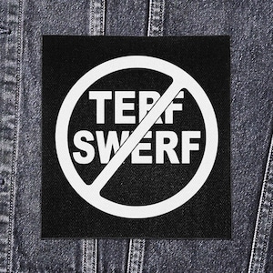 Op de afbeelding: Een zwarte vierkante patch met de witte tekst "TERF SWERF" in een witte cirkel, doorgestreept met een diagonale lijn. De patch is geplaatst op een donkere denim achtergrond.