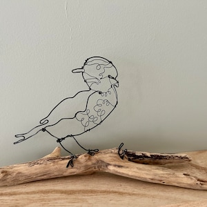 The song thrush sculpture in aluminum wire on a driftwood base, natural decoration, gift for bird collector, creation by Au Fil de Fa