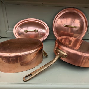 Vintage kopparkastruller med lock, antik tennpläterad gryta och sautépanna, lantligt chic kök bild 2