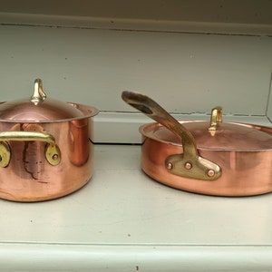 Vintage kopparkastruller med lock, antik tennpläterad gryta och sautépanna, lantligt chic kök bild 4